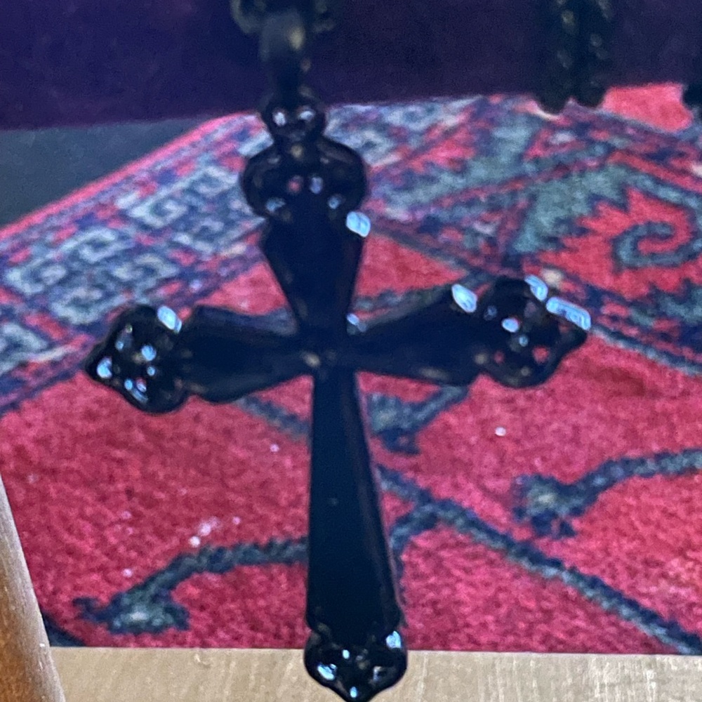 Beautiful crystal cross pendant and chain - Picture 6 of 6